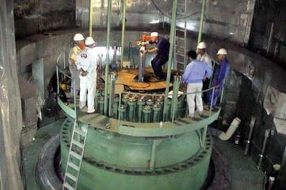 Técnicos nucleares inspeccionan un reactor en la central atómica de Boushehr, al suroeste de Teherán.
