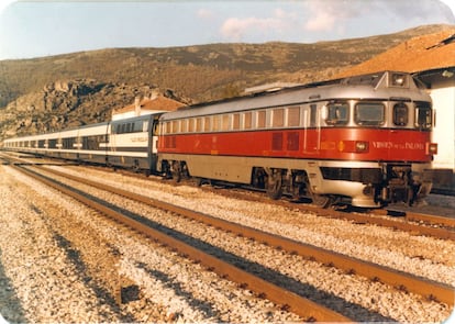 En los años sesenta, entran en servicio los trenes Talgo III, primero entre Barcelona y Madrid, aunque más adelante, en 1968, se realiza el primer viaje oficial de un tren entre Madrid y París sin trasbordo de viajeros en la frontera. En la imagen, modelo de Talgo arrastrado por la locomotora Virgen de la Paloma.