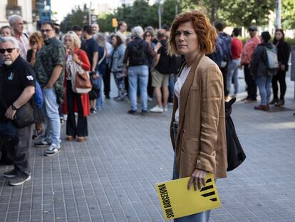 La líder municipal de Esquerra en Barcelona, Elisenda Alamany, a su llegada al Orfeó Martinenc mientras militantes hacen cola.