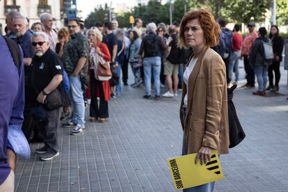 La líder municipal de Esquerra en Barcelona, Elisenda Alamany, a su llegada al Orfeó Martinenc mientras militantes hacen cola.