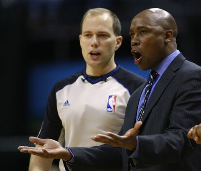 El técnico de los Orlando Magic, Jacque Vaughn, discute con uno de los árbitros del encuentro, John Goble, durante el partido ante Indiana