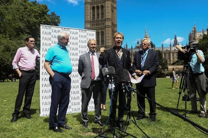 Paul Gambaccini, Daniel Janner y Cliff Richard, frente al parlamento británico, en Londres, el lunes. 