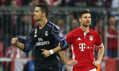 El jugador del Real Madrid, Cristiano Ronaldo, celebra su primer gol, en presencia del jugador del Bayern de Múnich, Xabi Alonso.