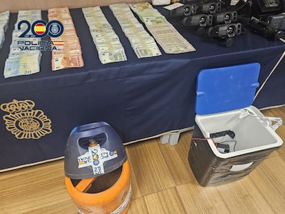 La bombona de butano en la que la red escondía dinero y la nevera que ocultaba un equipo de transmisión que controlaba la operación de descarga.