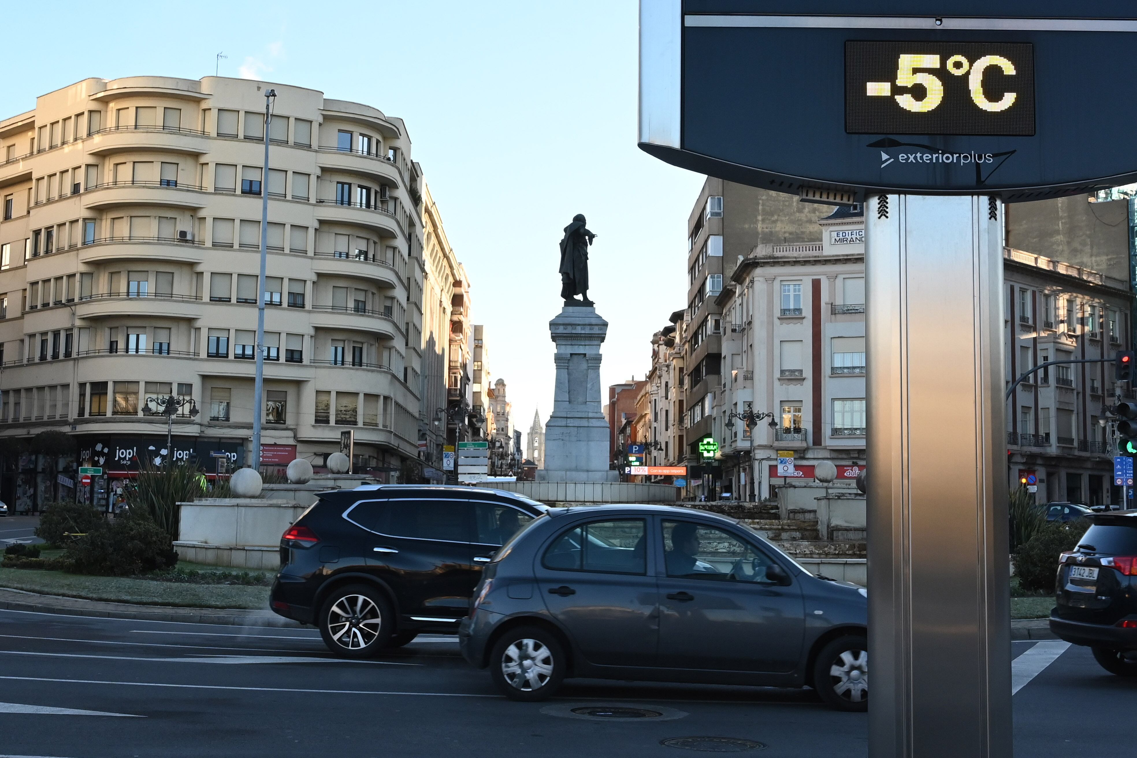 Un termómetro muestra temperaturas bajo cero en la plaza de Guzmán de León, este lunes. 