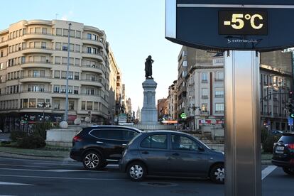Un termómetro muestra temperaturas bajo cero en la plaza de Guzmán de León, este lunes.