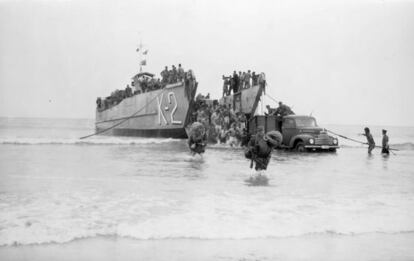 This image from 1958 shows a Spanish amphibious craft unloading supplies during the Ifni War.