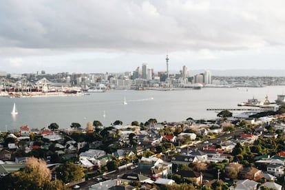 <p>“L’entorn natural de Nova Zelanda i el seu clima subtropical”, assenyala Martin Lewington, CEO de Mercer al país, són dos dels grans atractius per a les empreses estrangeres que ubiquen la seva seu a la ciutat. “En el rànquing puntuen també alt l’estabilitat política i social, i uns serveis mèdics d’alta qualitat”.</p>