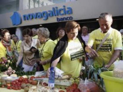 Afectados por las participaciones preferentes durante una protesta ante la sede central de Novagalicia Banco en Vigo. 