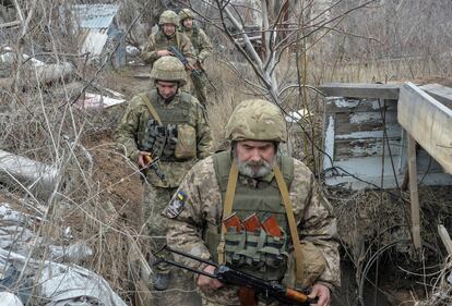 Soldados del Ejército ucranio en la línea del frente, cerca de Donetsk, este domingo.