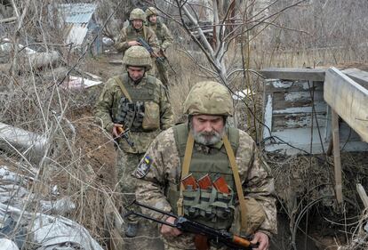 Soldados del Ejército ucranio en la línea del frente, cerca de Donetsk, este domingo.