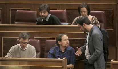 El líder de Podemos, Pablo Iglesias, y el candidato de IU, Alberto Garzón, conversan en el Congreso.
