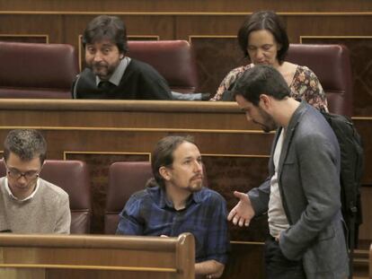 El l&iacute;der de Podemos, Pablo Iglesias, y el candidato de IU, Alberto Garz&oacute;n, conversan en el Congreso.