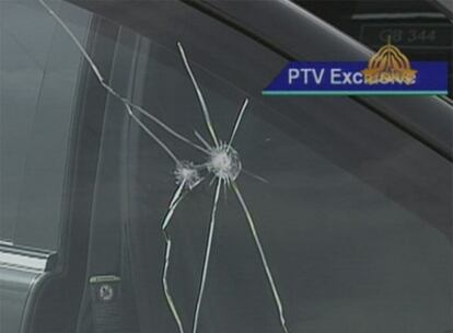 Los impactos de bala en la ventanilla del coche del primer ministro de Pakistán, Yusuf Raza Gillani.