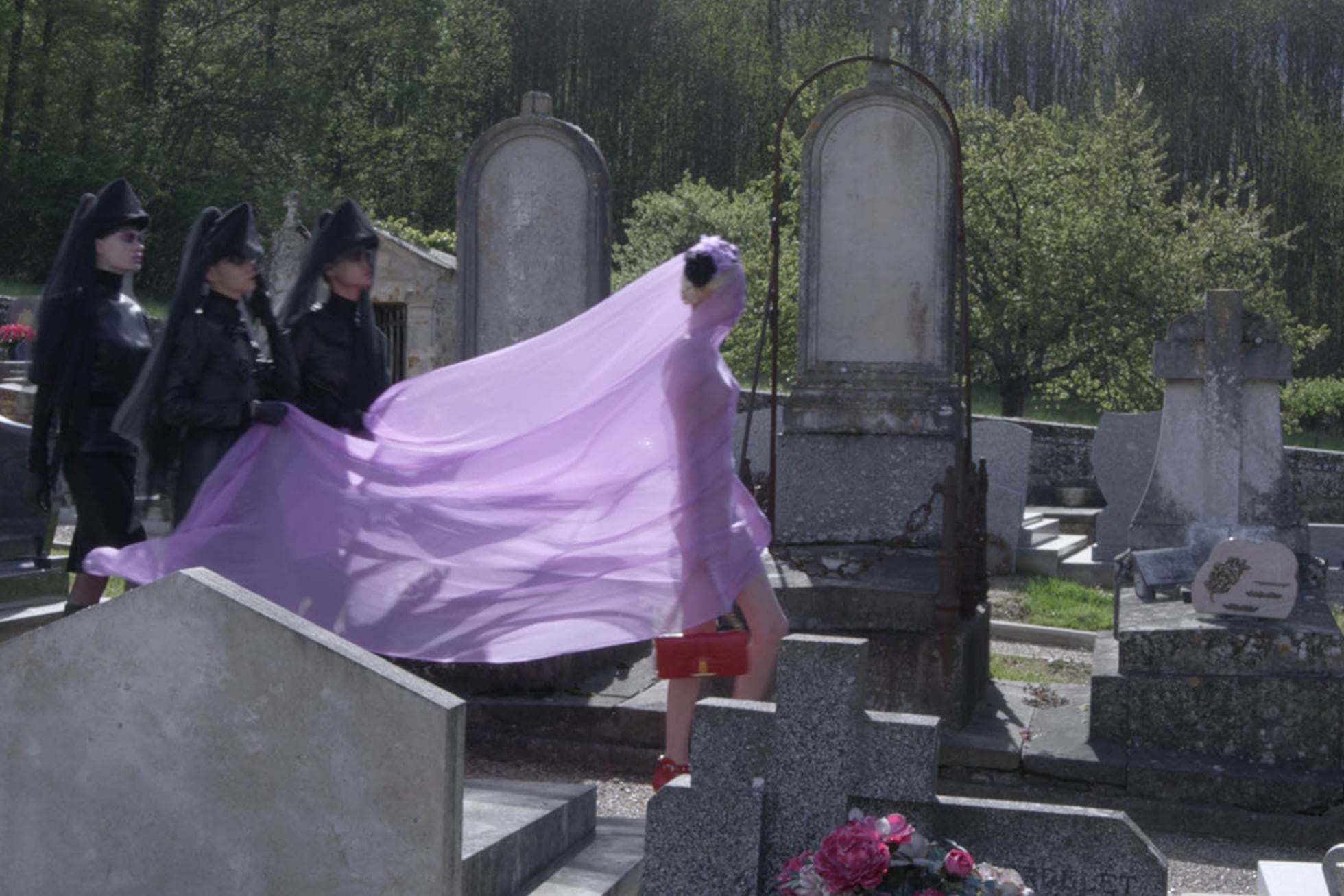 El cementerio como pasarela: la moda invoca a los muertos para vender | S  Moda: Revista de moda, belleza, tendencias y famosos | EL PAÍS