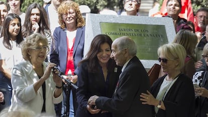 Las alcaldesas Manuela Carmena y Anne Hidalgo  inauguran el Jard&iacute;n de los combatientes de la Nueve.