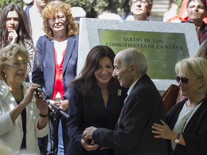 Las alcaldesas Manuela Carmena y Anne Hidalgo  inauguran el Jard&iacute;n de los combatientes de la Nueve.
