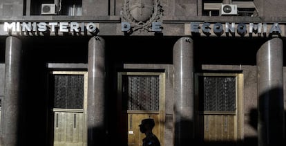 Una persona camina frente al ministerio de Economía en Buenos Aires (Argentina). 