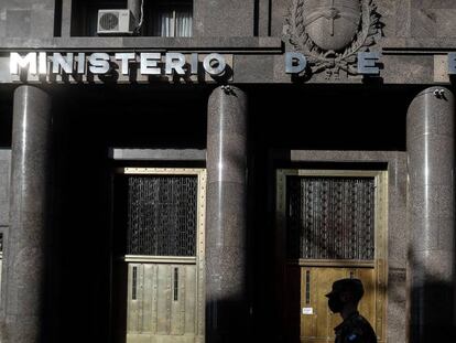 Una persona camina frente al ministerio de Economía en Buenos Aires (Argentina). 