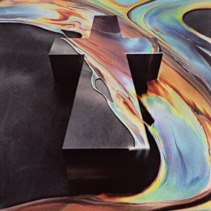 Portada del último disco de Justice, 'Woman', con una cruz con líquido viscoso.