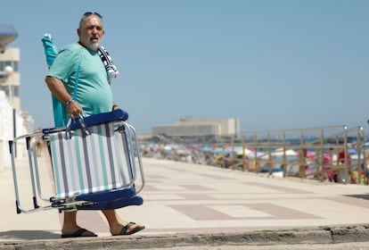 Un bañista a su llegada a la playa de La Manga (Murcia)