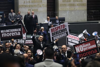 Alejandro Moreno protesta con la bancada del PRI durante la sesión del Congreso, el 1 de septiembre.