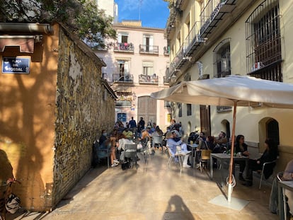 Una terraza del distrito barcelonés de Ciutat Vella en octubre de 2021, en una imagen de archivo.