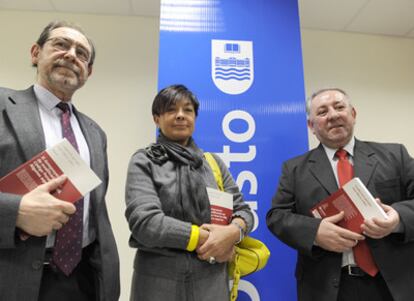 Juan Echano, Margarita Uria y José Manuel Fínez en un acto de homenaje a José María Lidón ayer en Bilbao.