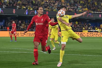 Champions League: Gerard Moreno controla un balón ante Van Dijk