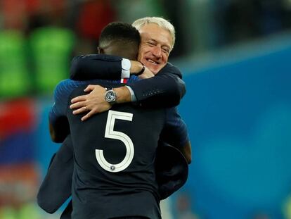 Didier Deschamps abraza a Umtiti después de clasificarse para la final del Mundial.