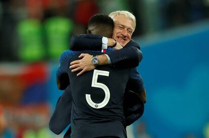 Didier Deschamps abraza a Umtiti después de clasificarse para la final del Mundial.