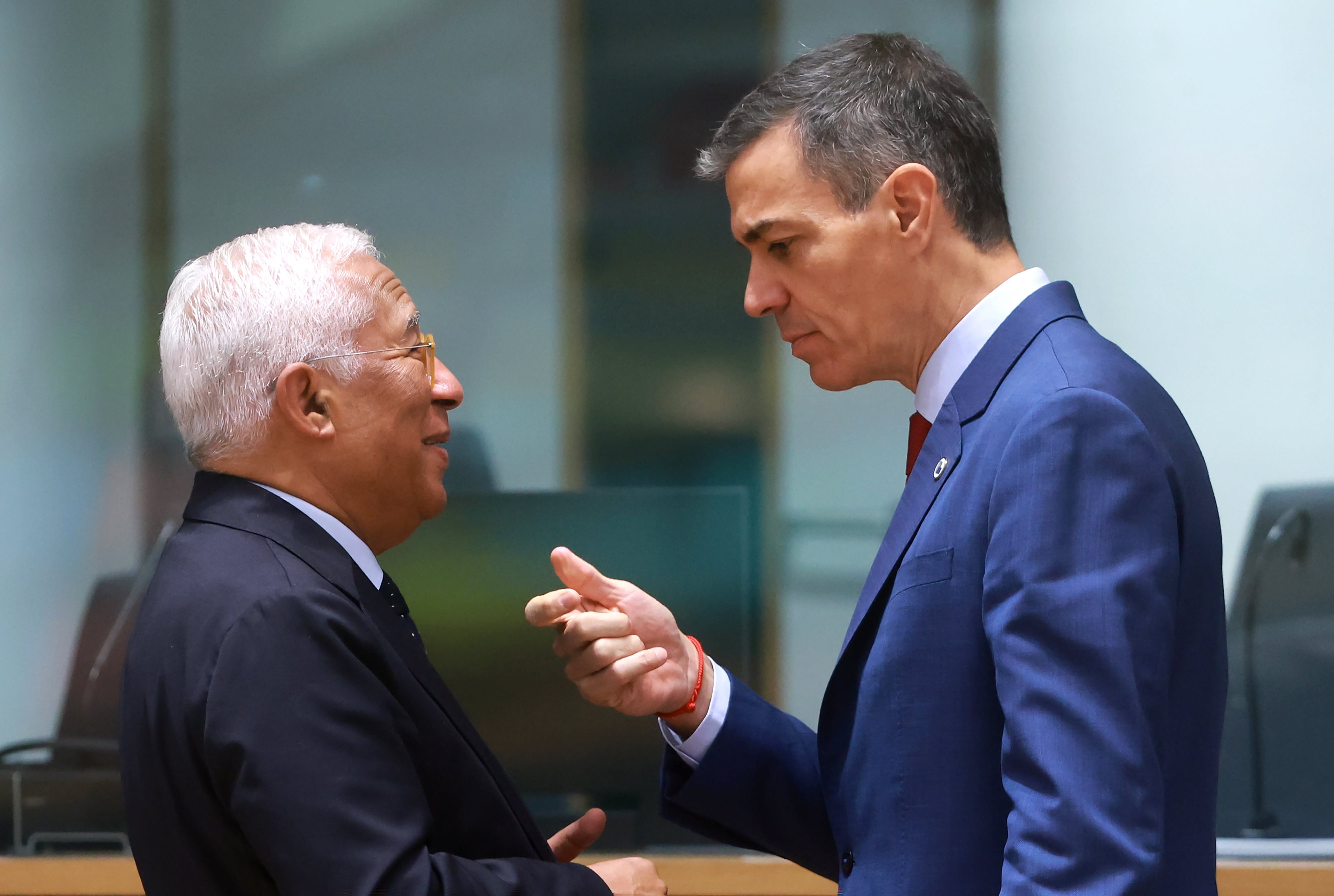 El presidente del Consejo Europeo, António Costa, habla con el jefe de Ejecutivo español, Pedro Sánchez.