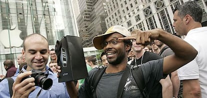 Un cliente muestra uno de los primeros iPhone vendidos en la tienda Apple de la Quinta Avenida de Nueva York.