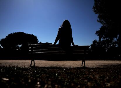 María, paciente de cáncer de mama metastásico, en un parque madrileño este jueves.