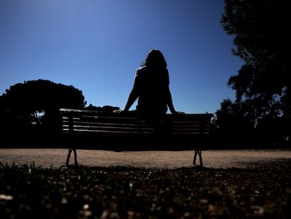 María, paciente de cáncer de mama metastásico, en un parque madrileño este jueves.