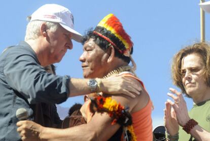 James Cameron, con un indígena, ante Sigourney Weaver.