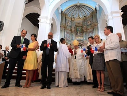 O arcebispo do Panamá com os candidatos à Presidência e suas mulheres.