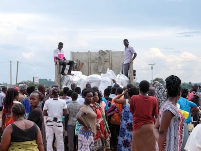 Reparto de comida el pasado 1 de noviembre en un campo de fútbol del distrito de Mubende (Uganda) entre los afectados por las restricciones impuestas por el Gobierno para evitar la propagación del ébola.
