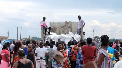 Reparto de comida el pasado 1 de noviembre en un campo de fútbol del distrito de Mubende (Uganda) entre los afectados por las restricciones impuestas por el Gobierno para evitar la propagación del ébola.