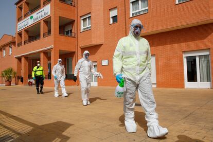 Miembros de la UME en labores de desinfección en una residencia de ancianos de La Zubia.