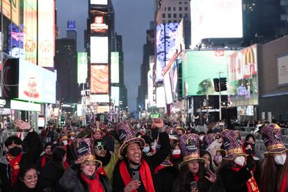 En Times Square en Nueva York, miles se reúnen a festejar el nuevo año mientras la variante de coronavirus Omicron continúa propagándose en el distrito de Manhattan.