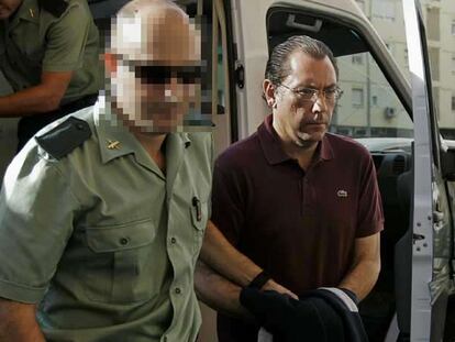 Jenaro Jiménez es conducido por la Guardia Civil al juzgado de Cádiz para prestar declaración.