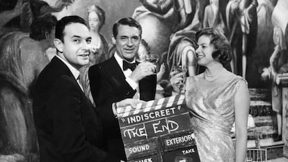 Stanley Donen dá a claquete final em 12 de fevereiro de 1958 de 'Indiscreta', com Cary Grant e Ingrid Bergman.