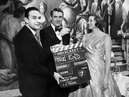 Stanley Donen da la claqueta final el 12 de febrero de 1958 de 'Indiscreta', con Cary Grant e Ingrid Bergman.