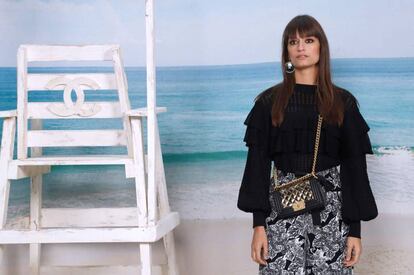 La cantante francesa Clara Luciani posa frente a la playa que escenificó este martes el desfile de Chanel en la Semana de la Moda.