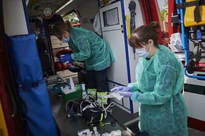 Dos sanitarias desinfectan una ambulancia que ha trasladado a un paciente con coronavirus, esta mañana en Pamplona.