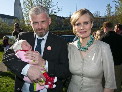 Thora Arnorsdottir junto a su marido, Svavar Halldorsson, y su hijo recién nacido.