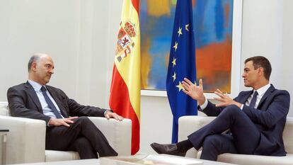 El presidente del Gobierno, Pedro Sánchez, y el comisario europeo de Asuntos Económicos y Monetarios, Pierre Moscovici.