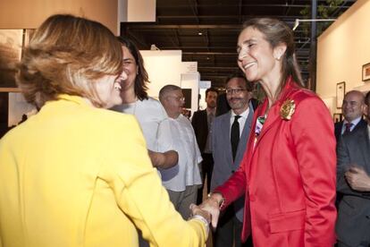 Elena de Borbón saludando a Empar Prieto, directora editorial de 'SModa'.