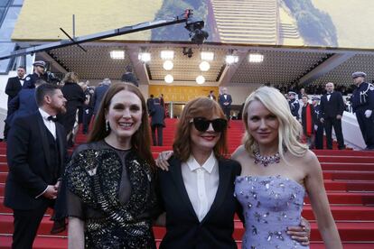 Julianne Moore, Susan Sarandon y Naomi Watts posan en la alfombra roja en la ceremonia de apertura del 69 º Festival de cine de Cannes.